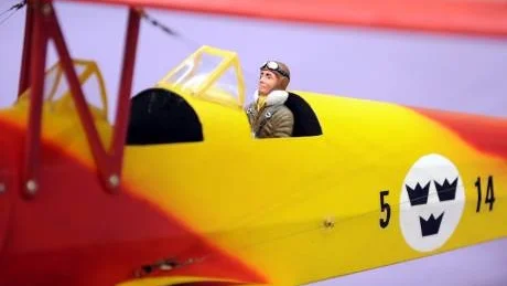 FLYGFIGUR. En djärv flygare i modellform.