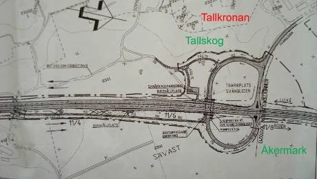 Tallkronan. Så här kan det bli. Där texten Tallkronan står, står också osålda tomter. Boende på kvarteret hävdar att det skulle vara bättre att vända trafikplatsen där åkermarken är, i stället för att hugga ned skog och störa bostadsområdet.Foto: Privat