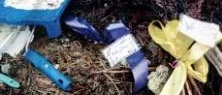 Gravutsmyckningar dumpade ute i skogen