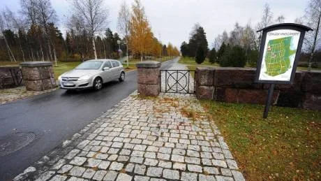 OTYDLIGA PARKERINGSREGLER. Parkeringsförbud eller inte - det är frågan som besökarna på Örnäsets kyrkogård kan ställa sig.