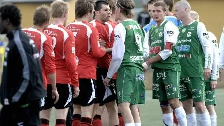 INTE Tacksamt. Det blev en tuff match, även när de 90 minuterna var färdigspelade. Foto: ROLAND S LUNDSTRÖM