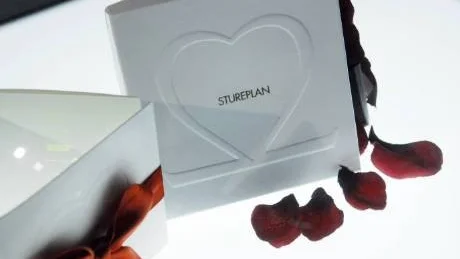 DYRA KORT. De dyraste korten kostade uppemot 150 kr/styck att producera och skickades ut till 1000 personer. Så med lite enkel matematik inser man att det är rätt kostsamma fester det handlar om.
