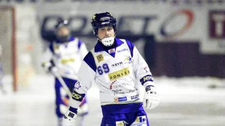MÅLSKYTT. Väinö Vierelä gjorde ett av målen när Haparanda/Torneå utklassade Nyborg. Men värst var ändå lagkamraten Mikko Rytkönen som svarade för nio (!) fullträffar i matchen.