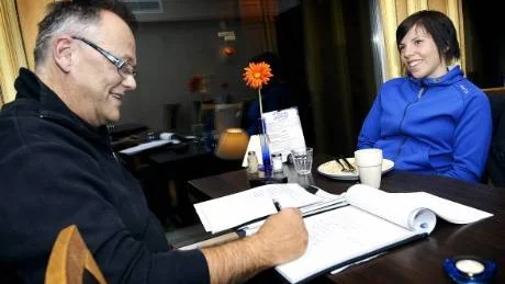 PÅ PLATS. Norrbottens-Kurirens Håkan Svensson intervjuar Charlotte Kalla i stjärnans hemstad Östersund inför säsongen.