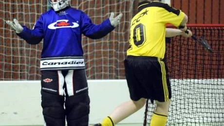 VAKT. Målvakten Jonas Lundberg och utespelaren Mikael Ruthberg tog en rättvis seger då de slog Umeå. Foto: EIJA DUNDER