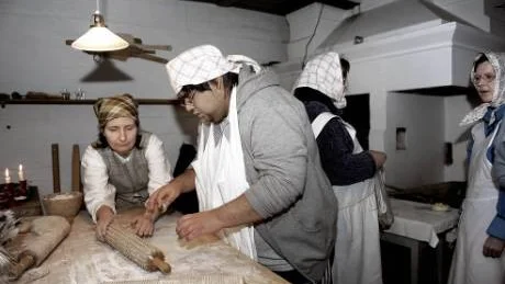 KUNNIG. Lisa Lång och Carl-Johan Ulander hjälps åt att baka ut brödet."Min mamma är hushållslärare", berättade Carl-Johan.