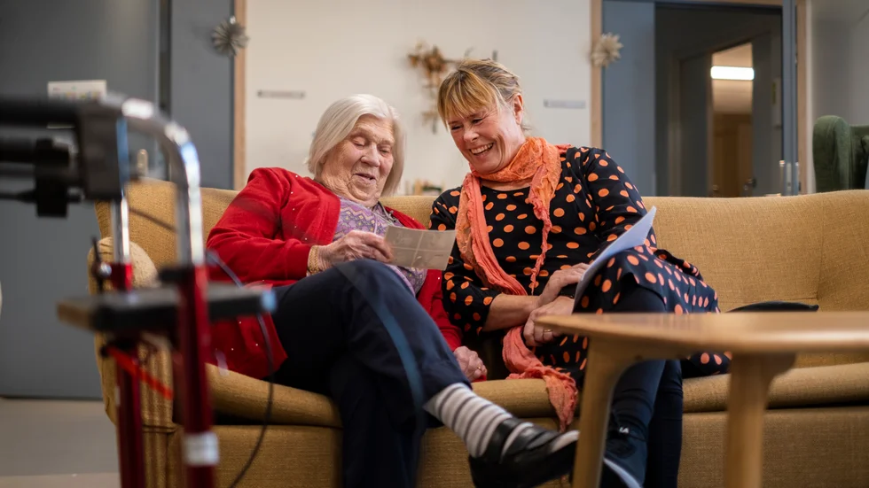 "Titta så rolig och förvånad min lillebror ser ut", säger Maj-Britt Gustafsson till Bertha Ragnarsdóttir. 