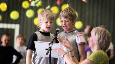 Olle Öberg och Sebastian Andersson guidar fripassagerarna (publiken) i en rap om månen, tillsammans med musikläraren Anna-Karin Nyström.