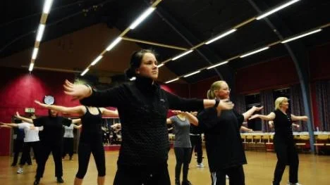 Lisa Hortlund (närmast kameran) och Linn Sandström är trogna deltagare på Dansdragets kvällskurs en gång i veckan. De hade hört talas om Zumba innan den kom till Älvsbyn.
