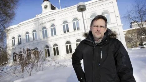 Nytillträdde skolchefen Ingemar Jernelöf framför Christinaskolan där han en gång i tiden gick gymnasiet.