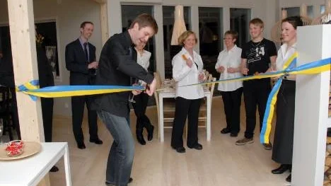 Frans Helamb klipper bandet och skojar till det: "Det här är min definition av källare..." Bakom syns byggmästaren Anders Eriksson, Monica Helamb, Eva-Karin Rosenberg, Björn Andersson och Tina Wiklund.