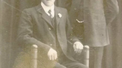 Carl Lindgren, sittande, och Gunnar Utterström från Porsnäs. Här fotograferade strax före avfärden till Sydafrika år 1911.