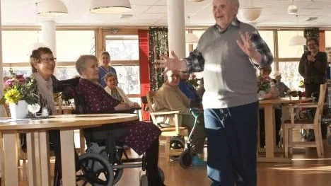 Rutigt är rätt i vår. John-Erik Forslund ställde upp när det ordnades med modevisning på äldreboendet Ringelsta i Arvidsjaur i onsdags.