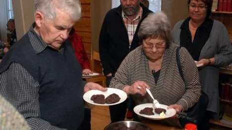 Patrik Lestander och Siv Rehnström förser sig med fettisdagens läckerheter. Per-Gunnar och Sofie Sundström väntar på sin tur.