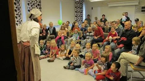 Interaktiv teater med pigan som lurar Luffarhanna att hon är husmor på gården, teatern lockade ett stort antal barn och föräldrar.