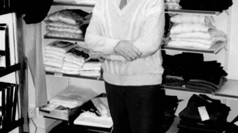 Här står affärslegendaren Sten Sjöberg som 75-åring 1988 i den herrekiperingsbutik han tog över efter sin far i mitten av 50-talet. Infällda bilden: Kicki Sjöberg minns sin far som en godhjärtad person med ett stort socialt patos.