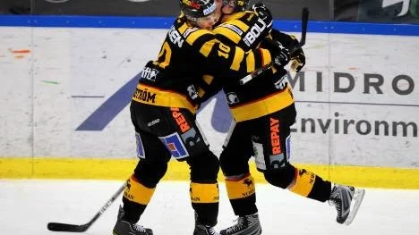 Här bjuder Joakim Lindström och Fredrik Warg på en segerdans. Det var Skellefteås kväll i går. Laget besegrade Modo med 4-1 och är nu i serieledning.