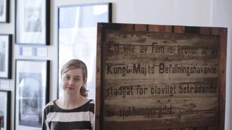 Patienter och personal hade problem med närgångna nyfikna Pitebor. I avskräckande syfte meddelades att ett vite av Fem kronor stadgats för olovligt beträdande av sjukhusområdet. Johanna Blylod har producerat den nya fasta utställningen.