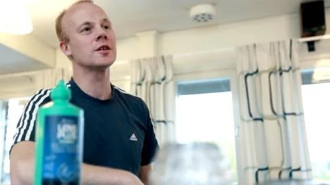 Tony Berglund har alltid med sig sina linser, andra tillbehör och linsvätska: "Utan linserna kan jag inte jobba eller köra bil", säger han.