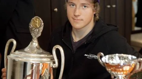 Tobias Karlsson, från Norrfjärden, blev glatt överraskad i går. I stället för att träffa en skidtillverkare fick han i stället Max ungdomsstipendium på 56 000 kronor.