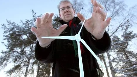 Piteås kommunalråd Peter Roslund (S) är för vindkraft, men kommunens vetorätt mot nya etableringar vill han ha kvar.