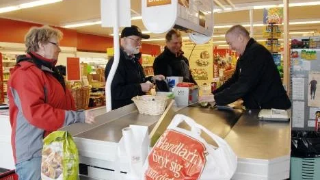 "Alla säger att det är så bra att affären finns", säger affärsinnehavara Augusto Marques da Silva, men få gör som Solveig Walter, Leif Johansson och Mikael Johansson, gör sina dagliga inköp hos Augusto i Laisdalens livs.