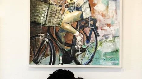 Emilia Lindberg vid målningen "Mystery tour". Hon använder ofta tjocka lager oljefärg och bitar av duk eller spetstyg insydda med rejäla stygn på duken.Den samling oljemålningar Emilia Lindberg visar i Öjebyn handlar om att leva sin dröm. De flesta har hon målat i år. Några har hon visat förut, men inte alla.
