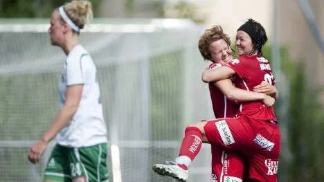 PIF-tjejerna som låg bakom första målet mot Hammarby. Erika Karlsson, till vänster, nickade fram till June Pedersen som i sin tur nickade bollen i mål.