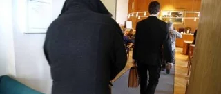 Förnedrade och låste ut barnen
