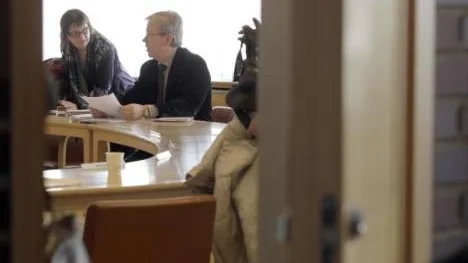 Kommunstyrelsen, med ordförande Peter Roslund (S) i spetsen, beslutade bakom stängda dörrar att Socialstyrelsen krav på åtgärder inom demensvården skulle överklagas.
