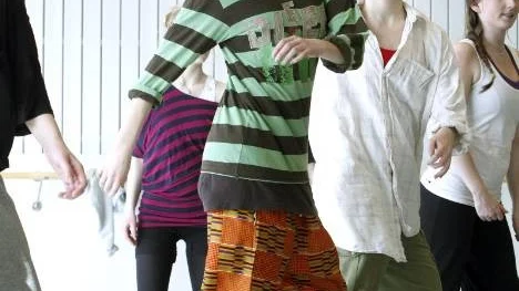 Rebekka Edlund och Amanda Gustafsson går tredje året på dansprogrammet vid Midgårdsskolan i Umeå. Efter gymnasiet tänker de söka in på en folkhögskola utanför Örebro, som har en danslinje.