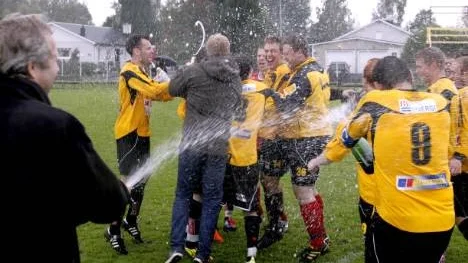 Två år i rad har Infjärden åkt ur sin fotbollsserien. Nu har hissen vänt. I lördags fick laget fira seriesegern i division 4 efter vinsten mot Älvsbyn.
