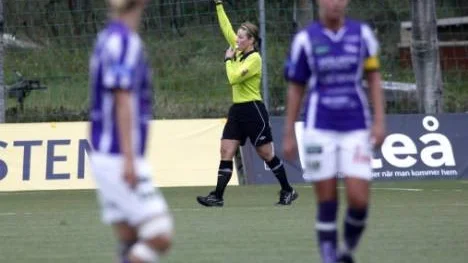 ... efter att ha kollat med assisterande domaren Andreas Risberg ändrade Annika Andric sitt domslut. I stället för mål gjorde hon tecken för offside ...