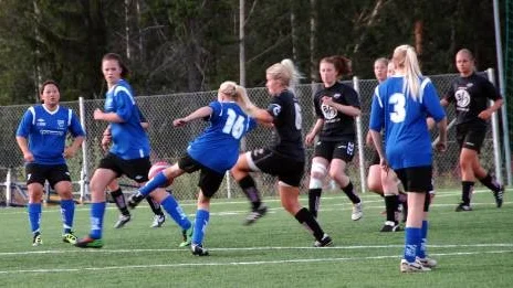 Stina Larsson (nr 16) i IFK slår på ett skott som med lite tur hade gått i mål.