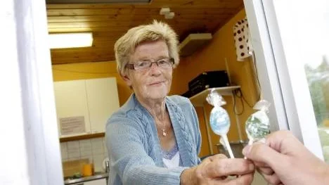Sandra Lundström har utsetts till årets rosvikare. Sedan 1980-talet har hon jobbat för klubben, bland annat i kiosken där hon fortfarande står när det spelas fotboll på Hedvalla.