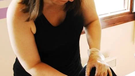 Catharina Carlsson arbetar med en av sina hattar. "Man känner sig lite kaxig när man har hatt", säger hon.