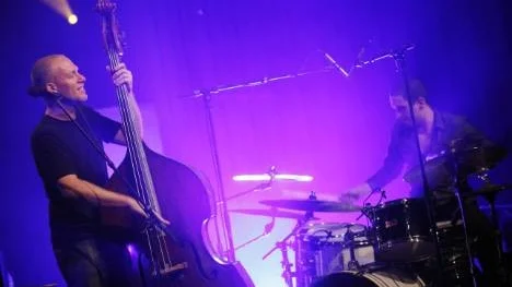 Avishai Cohen, bas. Amir Bresler, slagverk.