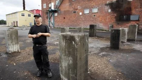 Områdesansvarige Jimmy Spjuth står bland de betongfundament där tidigare timmerbord funnits. De revs bort av förre ägaren, men med den 120-miljonerssatsning som planeras kommer bland annat nya timmerbord att byggas.