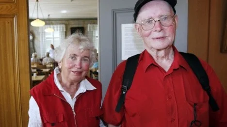 Gunvor och Jim Holmlund fikade på Piteå Museum efter Stadsvandringen.