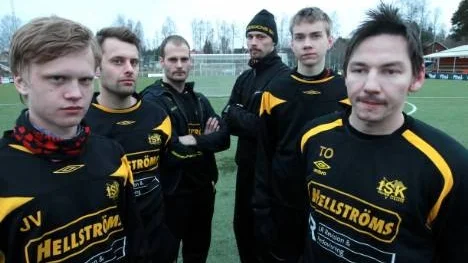 För två år sedan var Infjärdens fotbollsherrar i division 2. Nu är laget nere i division 4 - med två nya tränare, längst bak: Erik Wiklund (till vänster) och Peder Nilsson. I främre raden, till vänster: Joakim Vikström, från Piteå IF:s juniorlag och Tobias Olsson, Piteå IF. I mitten, från vänster: Andreas Bergström, tränare i fjol, nu enbart spelare, och Melker Wiklund, från Infjärdens pojkar 96.