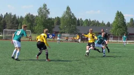 Infjärdens lagkapten Henrik Larsson svarade för två av segermålen i lördagens match mot Älvsby IF, här i närkamp om bollen med hemmalagets Anders Sundman.
