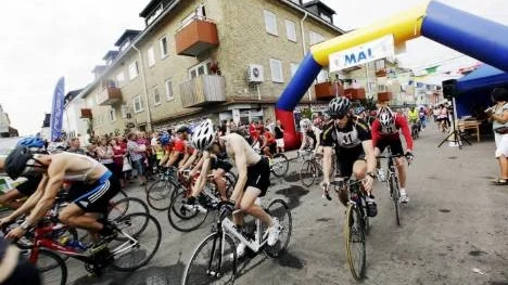 Cykling var första delmomentet i PDOL-pärsen. Här ger sig hela klungan iväg.