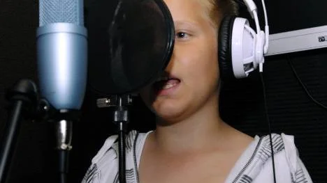 I sin studio Moment 22 spelar han in allt själv. Men drömmen vore att få spela in i studion Level 8 i Stockholm.