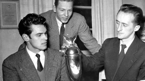 Vintertid var Ture en mycket duktig ishockeyspelare under tidigt 50-tal. Här firar Ture (längst till höger med segerpokal) tillsammans med lagkompisarna Ove Lundgren och Sven-Egon Johansson efter det att Glif vunnit NV-blixten. Året är 1954.