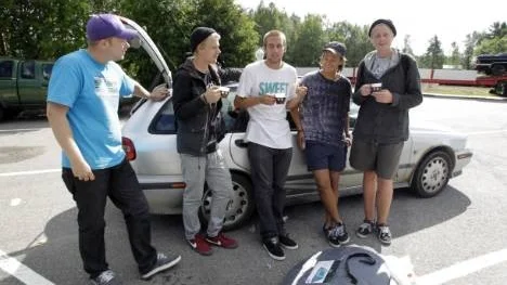 Är man många i bilen kan man turas om att köra, men att stanna till ibland är viktigt ändå. Från vänster: Dan Rosén, Robin Thorn, Linus Olovsson, Kenny Talvitie Svedlin och Jimmy Klingstedt.