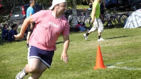 Davis Sundström från lag Tillväxtavdelningen Old Stars rundade snabbt konen och fortsätte framåt.