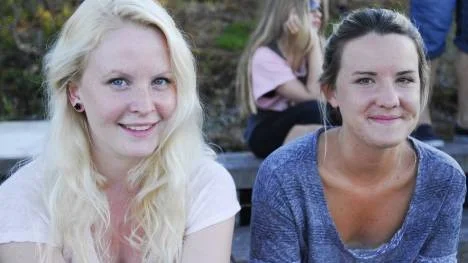 Nanna Renfäldt och Karin Jonsson från Arvidsjaur brukar inte titta på fotboll, men lockades av kändislaget.