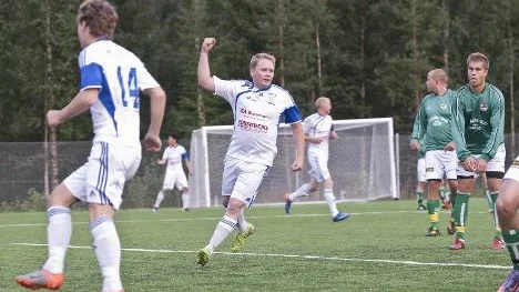 Daniel Risberg signalerar för mål. Just den här gången var det dock förgäves, eftersom det var vinkat för offside. Men innan matchen var slut fanns Daniel i målprotokollet efter att ha satt 3-1 för Arvidsjaur.