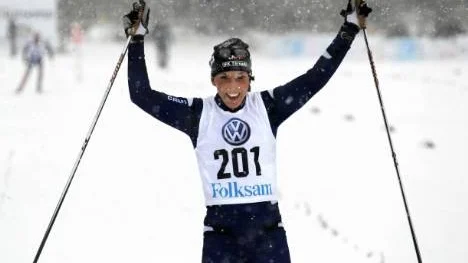 Charlotte Kalla går i mål som vinnare i damernas jaktstart över 15 kilometer. Det var hennes nionde individuella SM-guld och nu har hon bara Sonja Edström-Ruthström före sig i den norrbottniska statistiken.