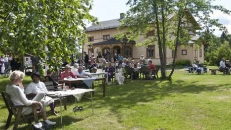 Midsommarfirandet vid Gamla Prästgården gav besökarna möjlighet att umgås i en trevlig miljö.